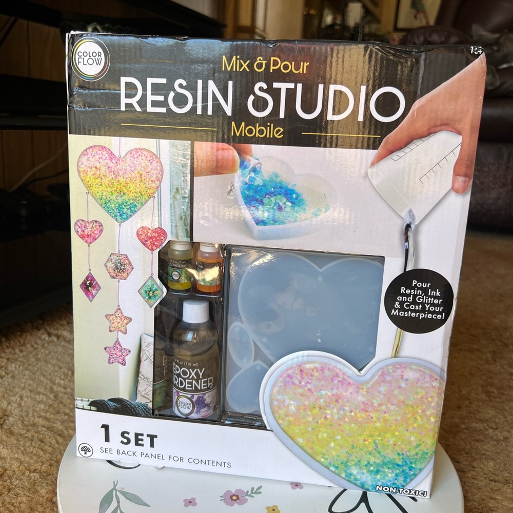 NIB Peachtree Playthings Mix & Pour Resin Studio Mobile Kit.